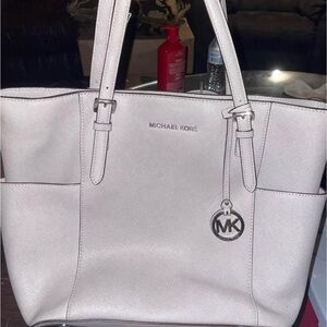 Grey Micheal Kors Tote Purse, does have some wear on the straps (is pictured)
